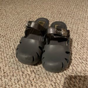 Gray Dr Scholls gray rubber clog